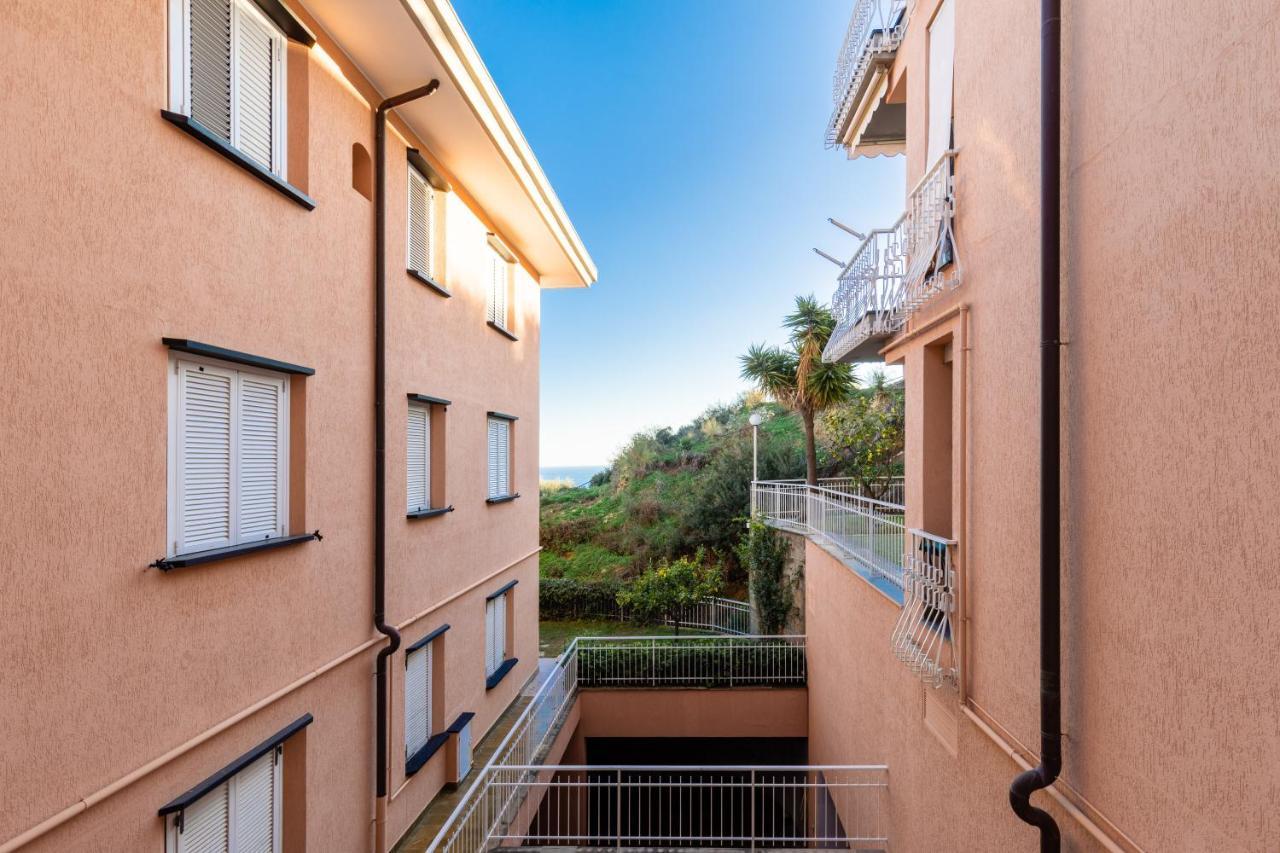 086 - Sunshine Home, 5 Minuti Dalla Spiaggia - Parcheggio Privato Gratis Incluso Ospedaletti Eksteriør bilde